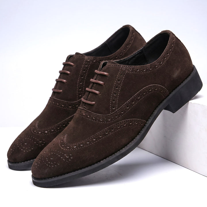 Scarpe Oxford da uomo in camoscio con dettagli brogue e lacci