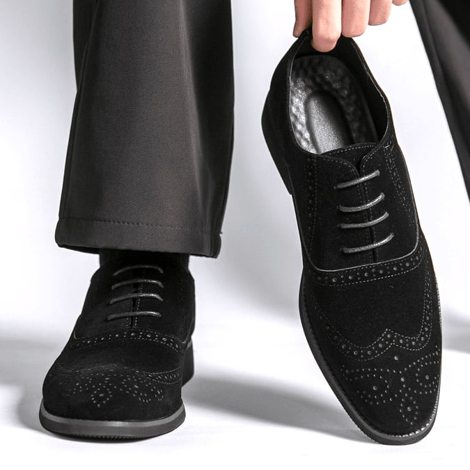 Scarpe Oxford da uomo in camoscio con dettagli brogue e lacci