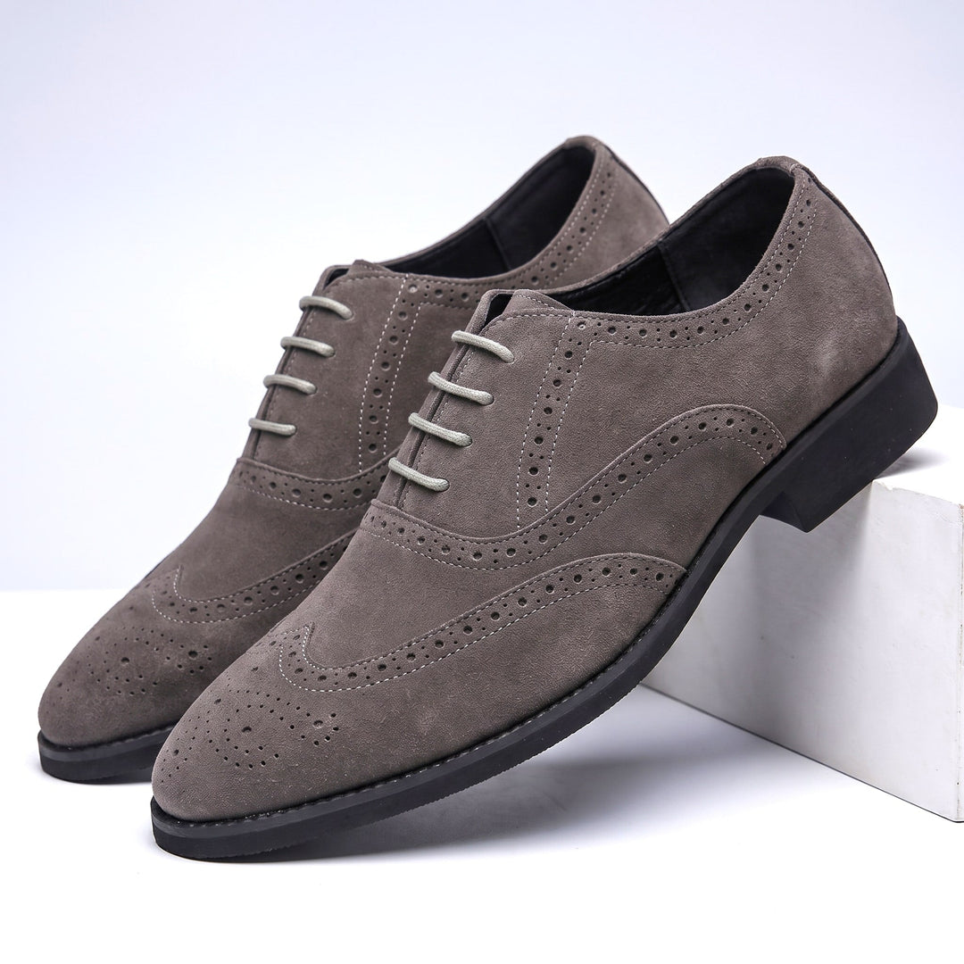Scarpe Oxford da uomo in camoscio con dettagli brogue e lacci