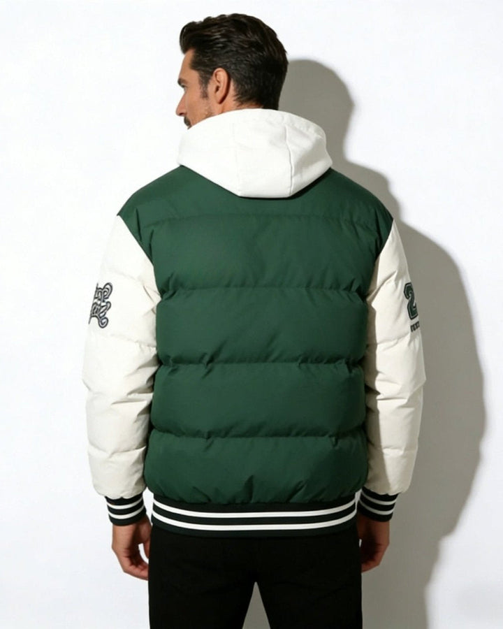 Piumino da uomo trapuntato con cappuccio in stile varsity