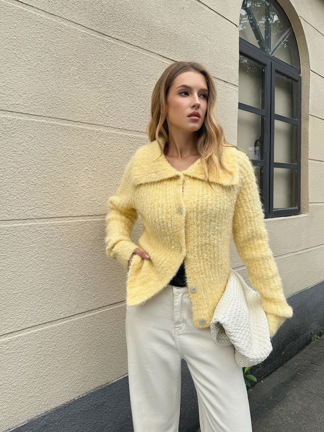 Gebreid vest voor dames van dik materiaal met grote kraag en knopen