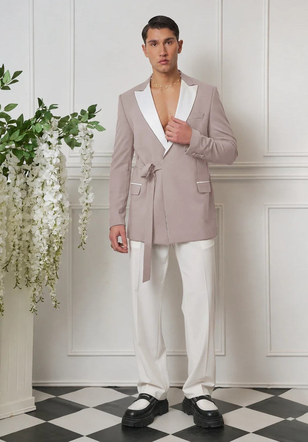 Completo da uomo regular fit a due pezzi con rever a scialle a contrasto e cintura
