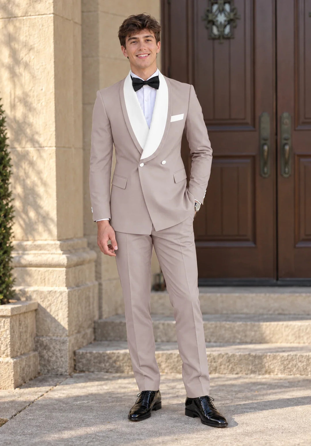 Completo da uomo a due pezzi dal taglio slim con rever a scialle a contrasto e due bottoni
