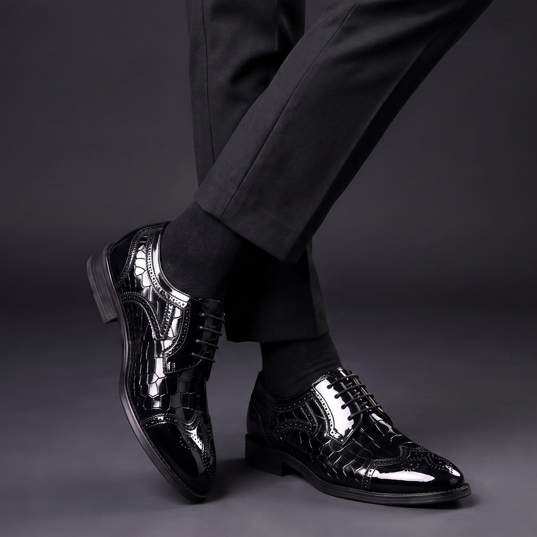 Herren-Oxford-Schuhe aus Leder in Krokodiloptik mit Brogue-Details