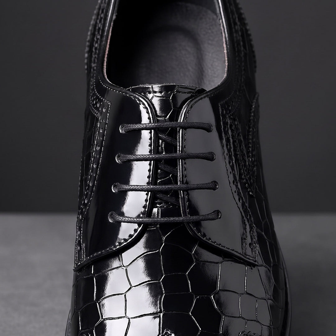 Herren-Oxford-Schuhe aus Leder in Krokodiloptik mit Brogue-Details