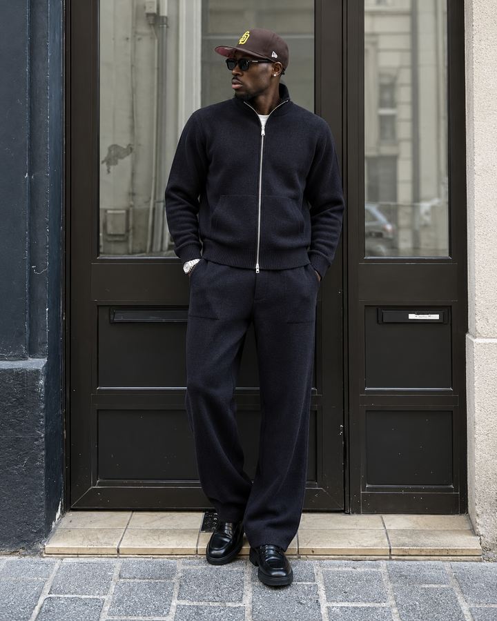 Completo da uomo in maglia con giacca con cerniera integrale e colletto rialzato e pantaloni dritti