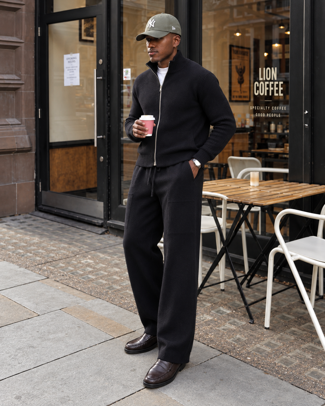 Completo da uomo in maglia con giacca con cerniera integrale e colletto rialzato e pantaloni dritti