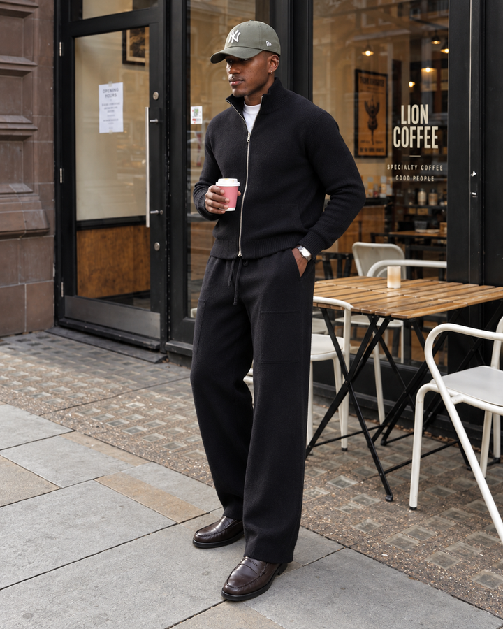 Completo da uomo in maglia con giacca con cerniera integrale e colletto rialzato e pantaloni dritti