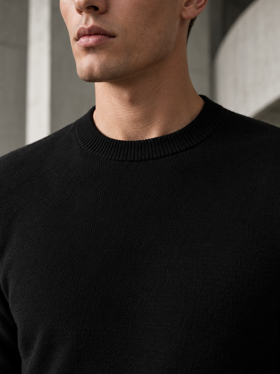 Pullover da uomo in maglia tinta unita con scollo rotondo e bordi a coste