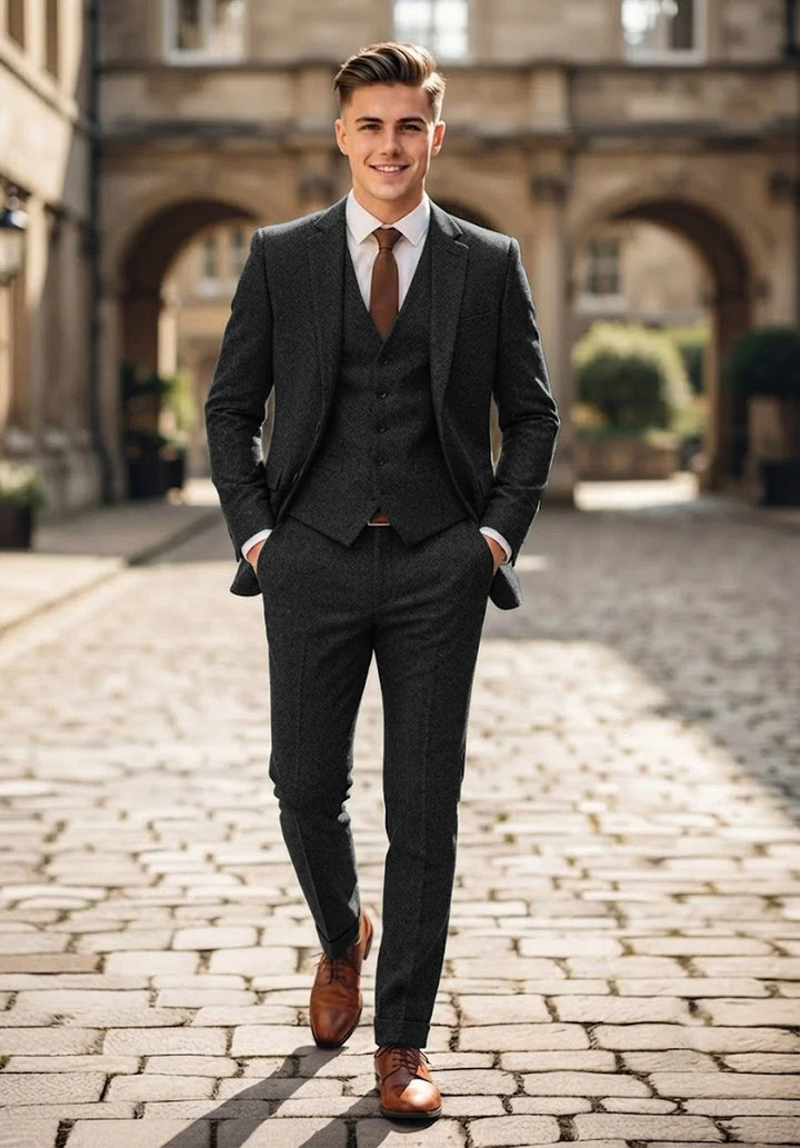 Costume Trois Pièces Homme Coupe Classique en Chevrons avec Col Notch et Gilet Cinq Boutons