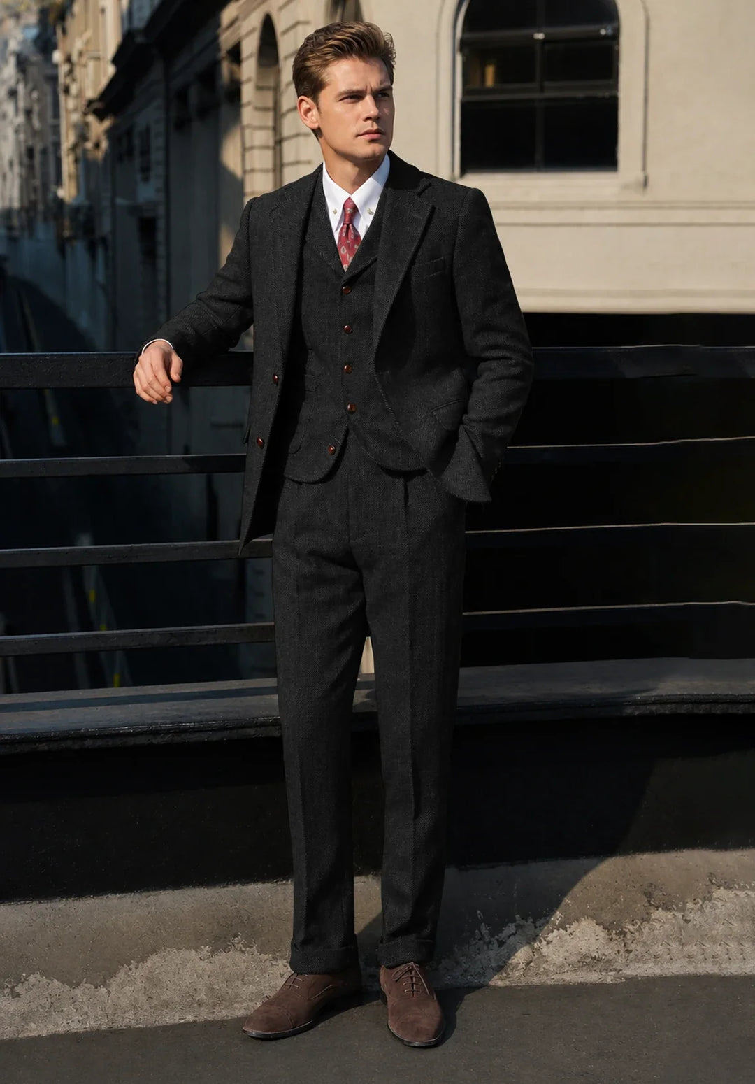 Costume Trois Pièces Homme Coupe Slim en Chevrons avec Ourlets Retroussés et Gilet Boutonné