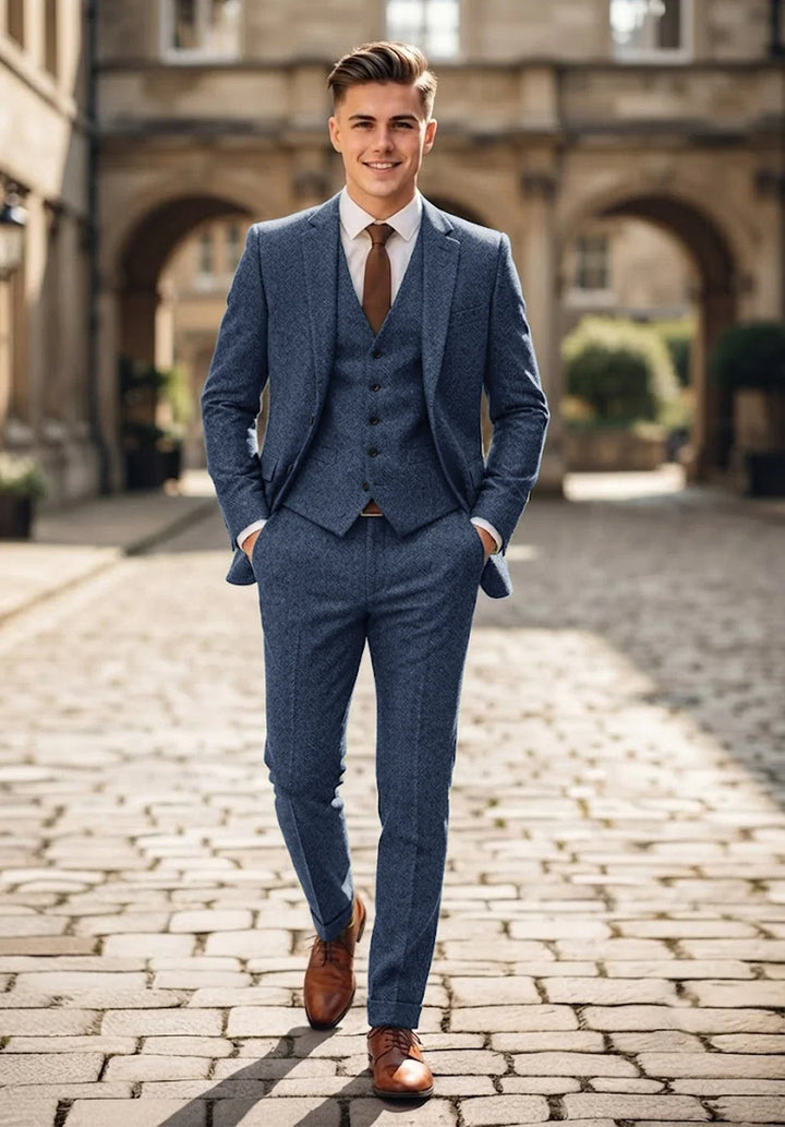 Costume Trois Pièces Homme Coupe Classique en Chevrons avec Col Notch et Gilet Cinq Boutons