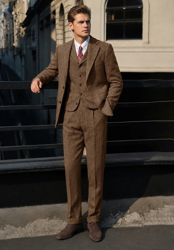 Costume Trois Pièces Homme Coupe Slim en Chevrons avec Ourlets Retroussés et Gilet Boutonné