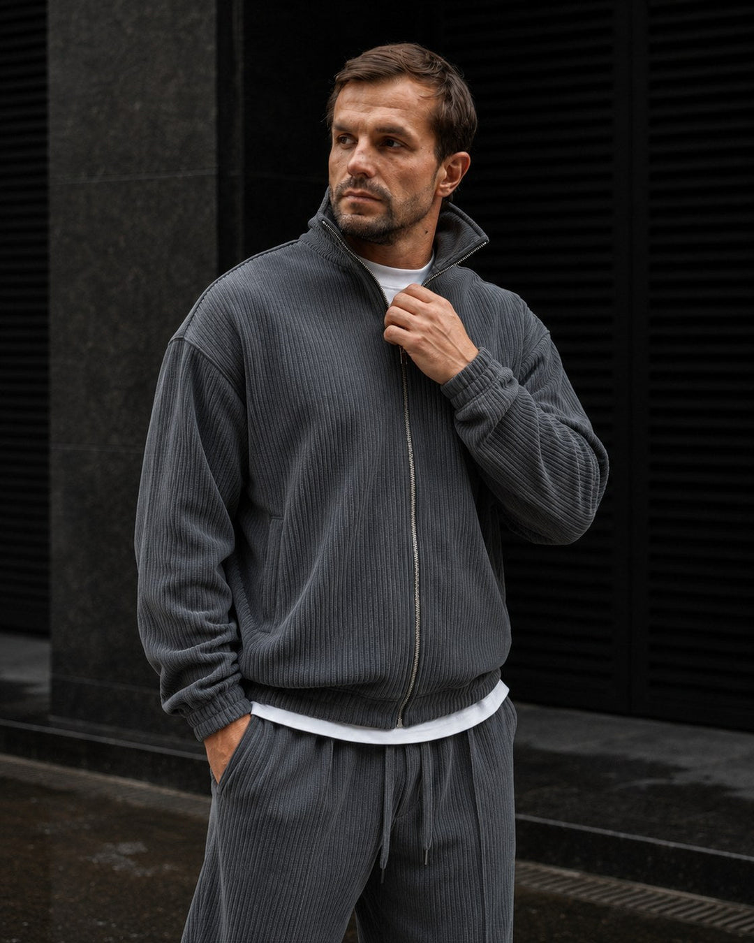 Tuta da uomo con zip integrale, collo alto e pantaloni affusolati