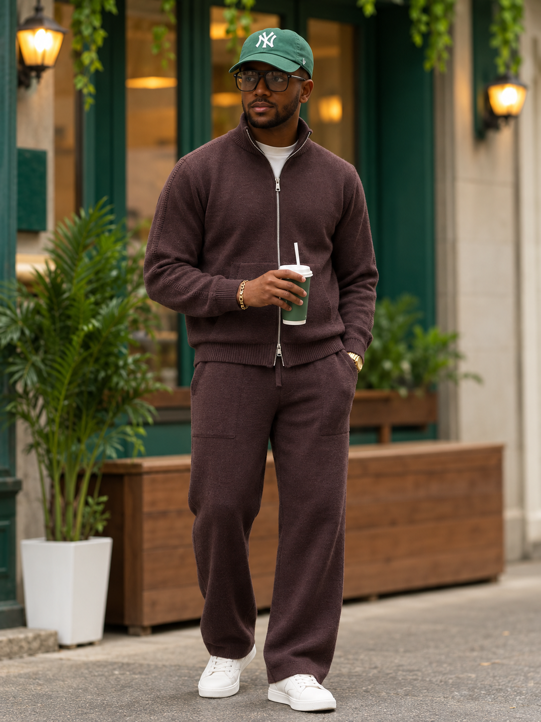 Completo da uomo in maglia con giacca con cerniera integrale e colletto rialzato e pantaloni dritti