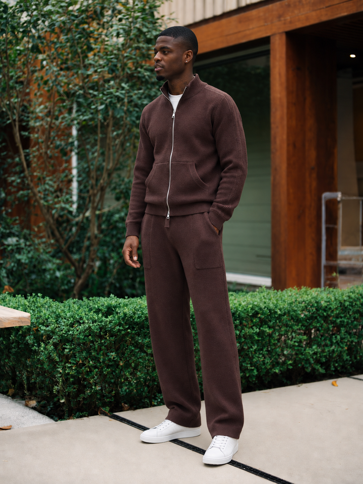 Completo da uomo in maglia con giacca con cerniera integrale e colletto rialzato e pantaloni dritti