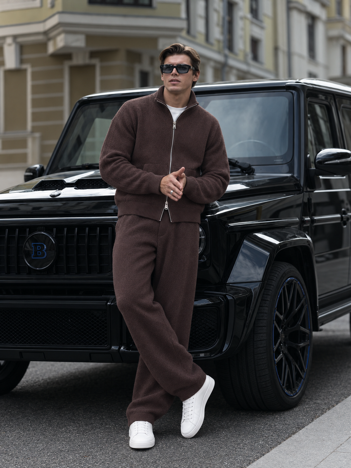Completo da uomo in maglia con giacca con cerniera integrale e colletto rialzato e pantaloni dritti