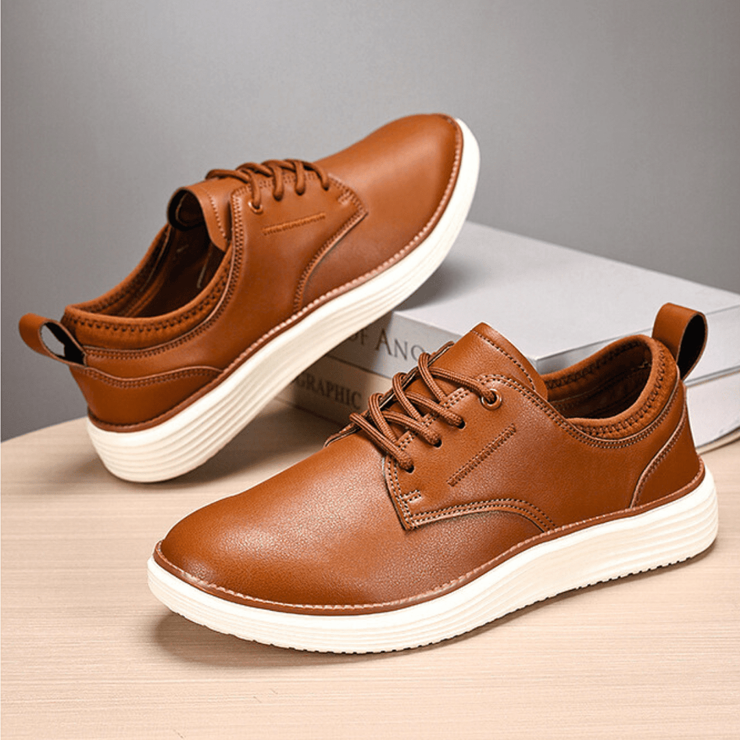 Herren-Lederschuhe mit Schnürsenkeln und dicker weißer Sohle