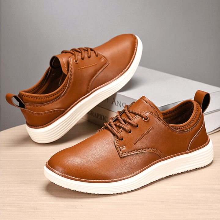 Herren-Lederschuhe mit Schnürsenkeln und dicker weißer Sohle