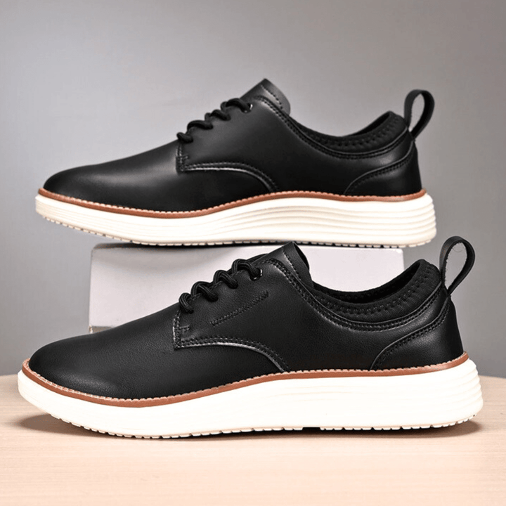 Herren-Lederschuhe mit Schnürsenkeln und dicker weißer Sohle
