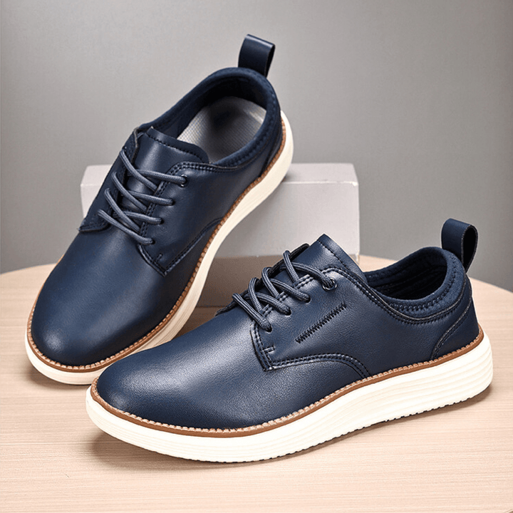 Herren-Lederschuhe mit Schnürsenkeln und dicker weißer Sohle