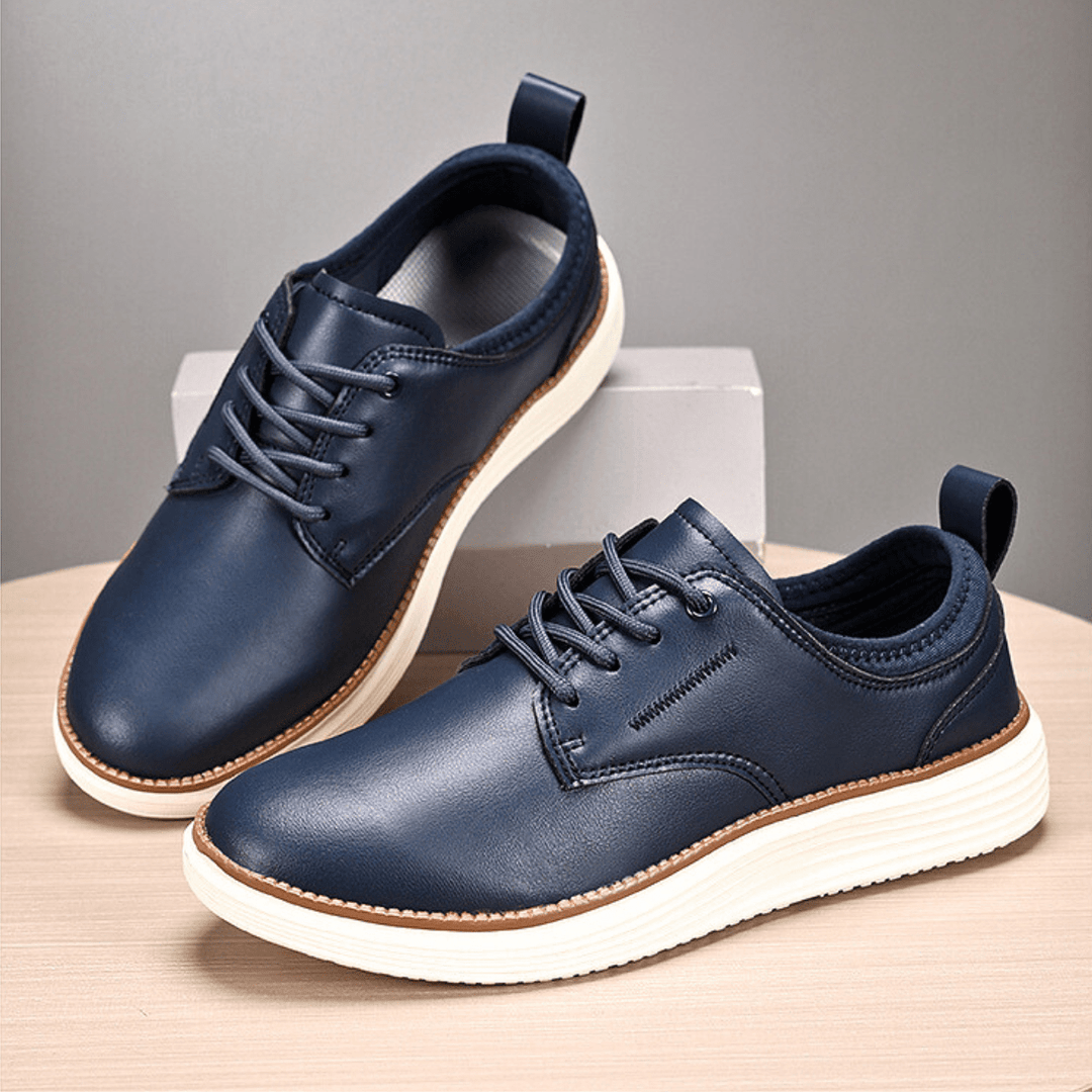 Herren-Lederschuhe mit Schnürsenkeln und dicker weißer Sohle