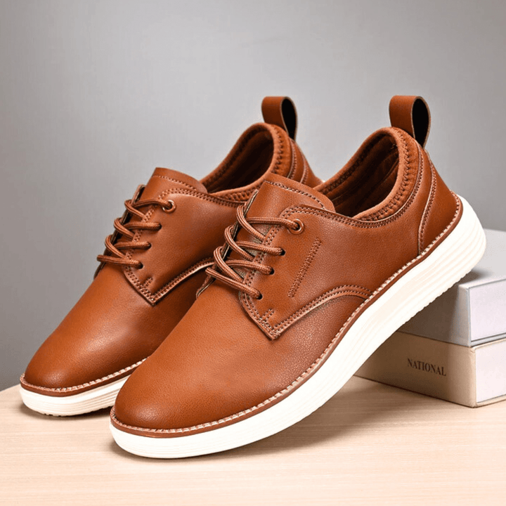 Herren-Lederschuhe mit Schnürsenkeln und dicker weißer Sohle