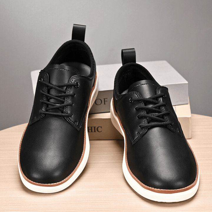 Herren-Lederschuhe mit Schnürsenkeln und dicker weißer Sohle