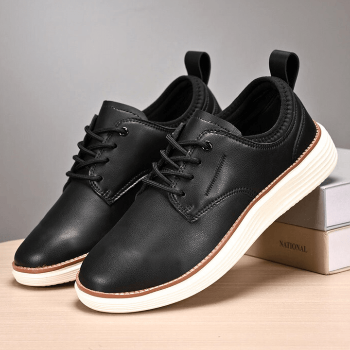 Herren-Lederschuhe mit Schnürsenkeln und dicker weißer Sohle