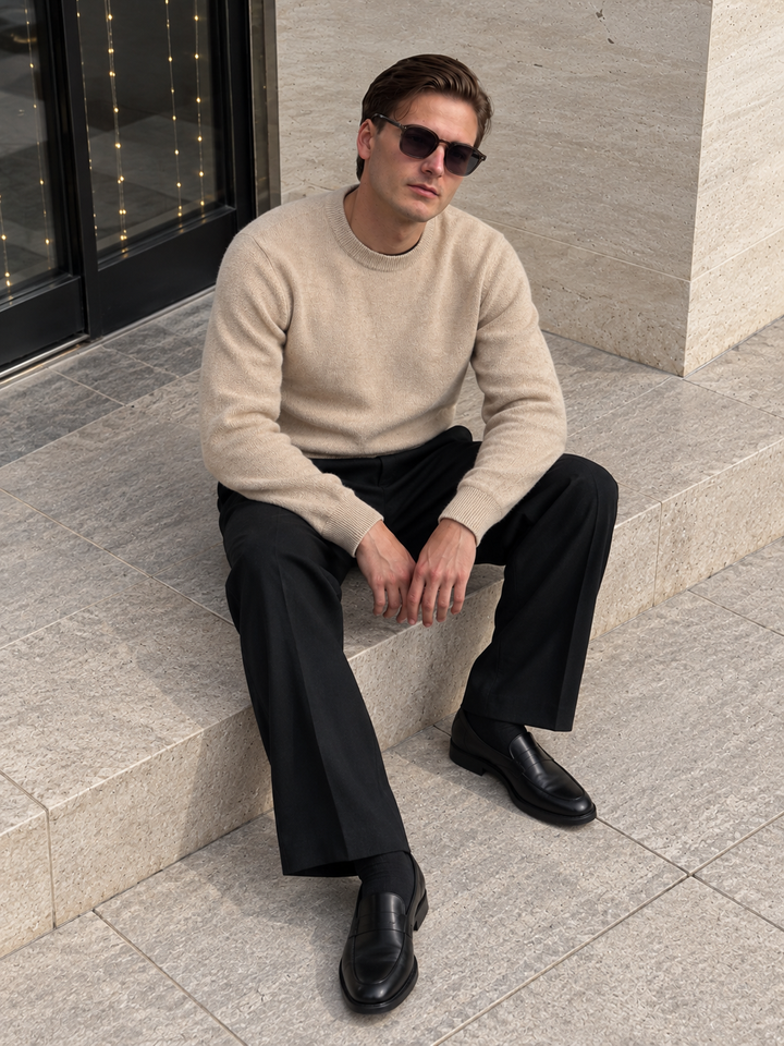 Pullover da uomo in maglia tinta unita con scollo rotondo e bordi a coste