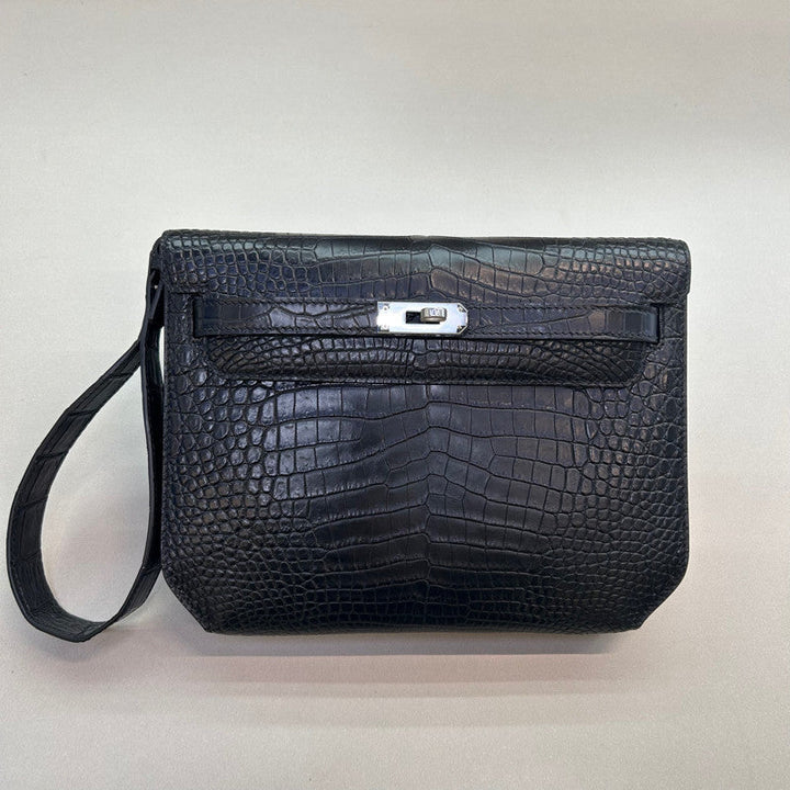 Cartera de mano para mujer de cuero efecto cocodrilo con cierre giratorio y correa de muñeca