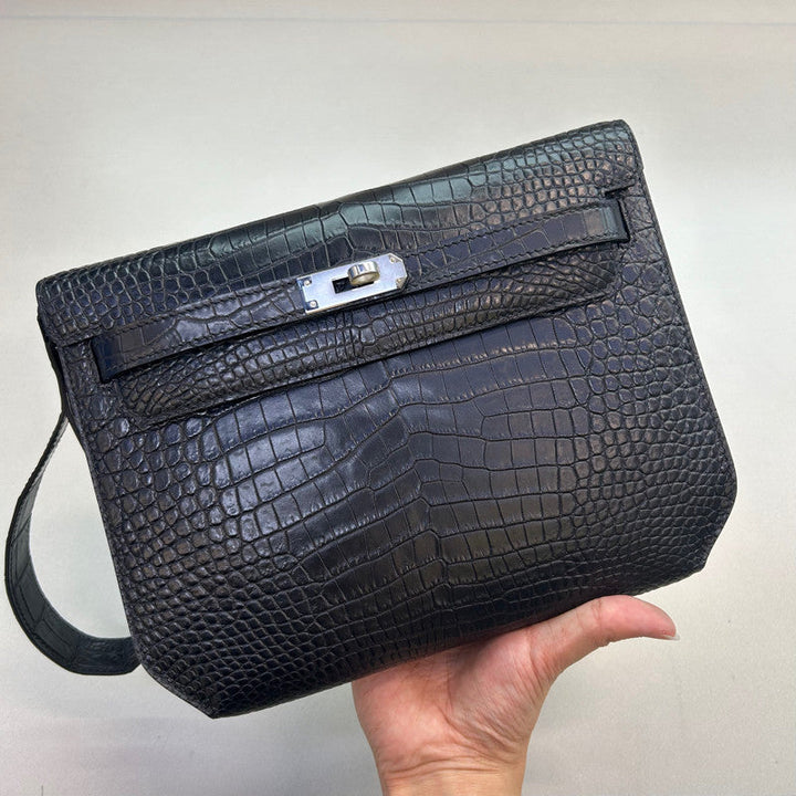 Cartera de mano para mujer de cuero efecto cocodrilo con cierre giratorio y correa de muñeca