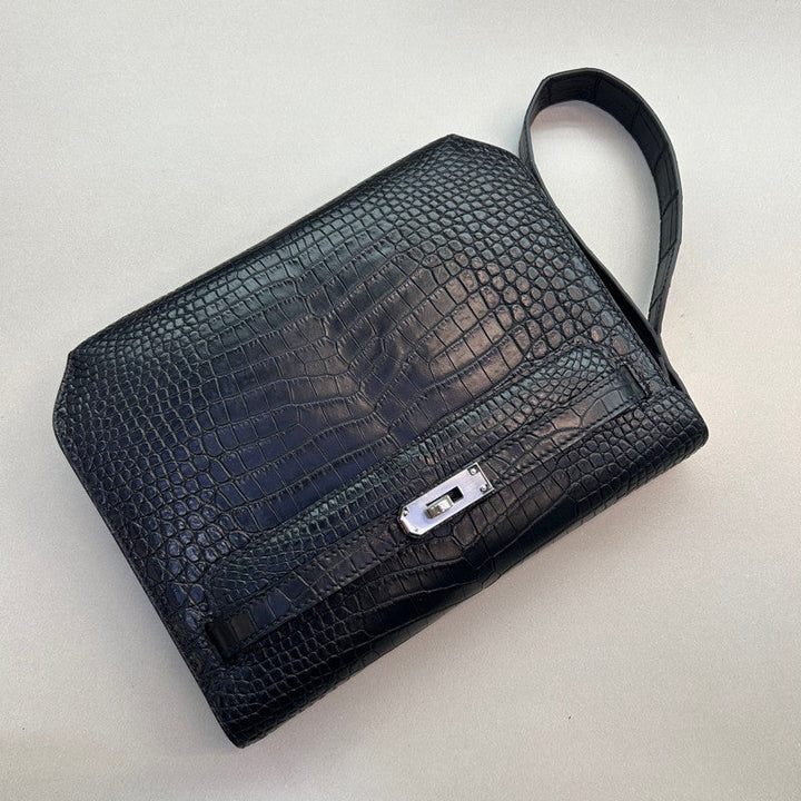 Cartera de mano para mujer de cuero efecto cocodrilo con cierre giratorio y correa de muñeca