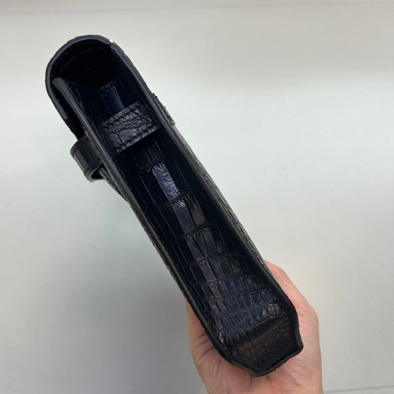 Cartera de mano para mujer de cuero efecto cocodrilo con cierre giratorio y correa de muñeca
