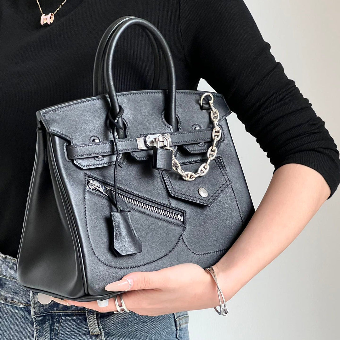 Women's full-grain leather handbag with padlock clasp and chain
