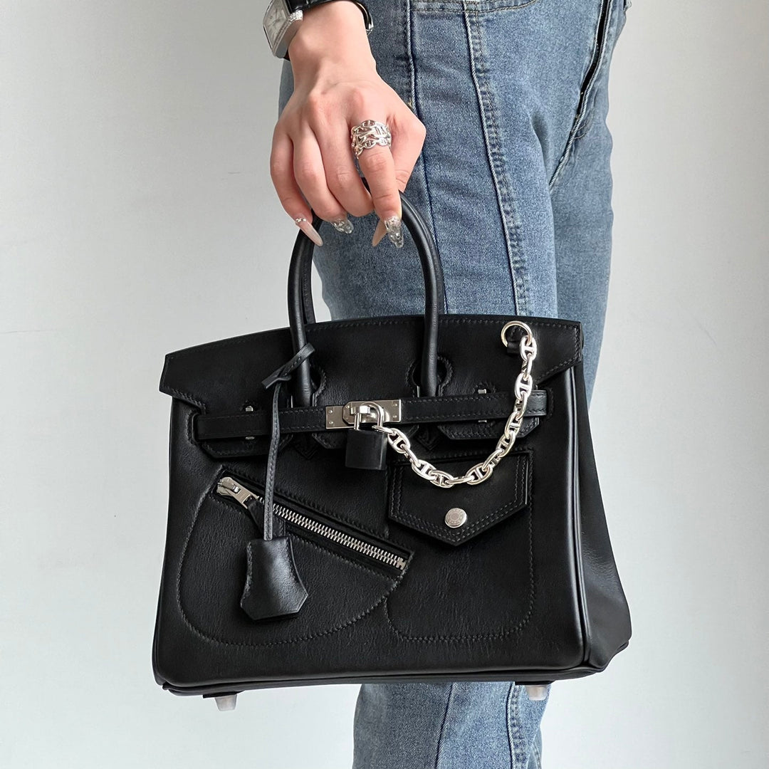 Women's full-grain leather handbag with padlock clasp and chain