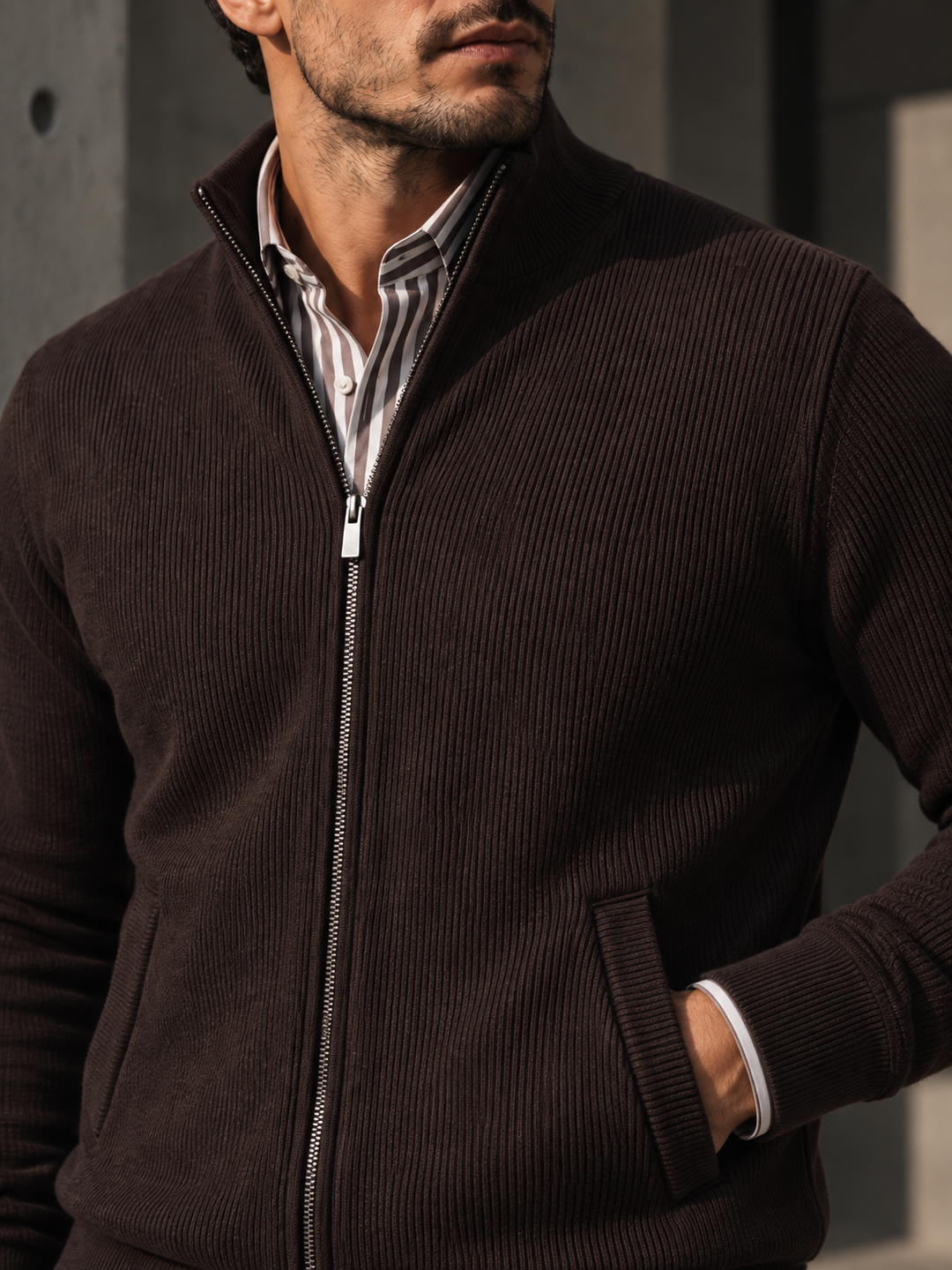 Maglione da uomo in maglia fine con zip integrale, collo rialzato e bordi a coste