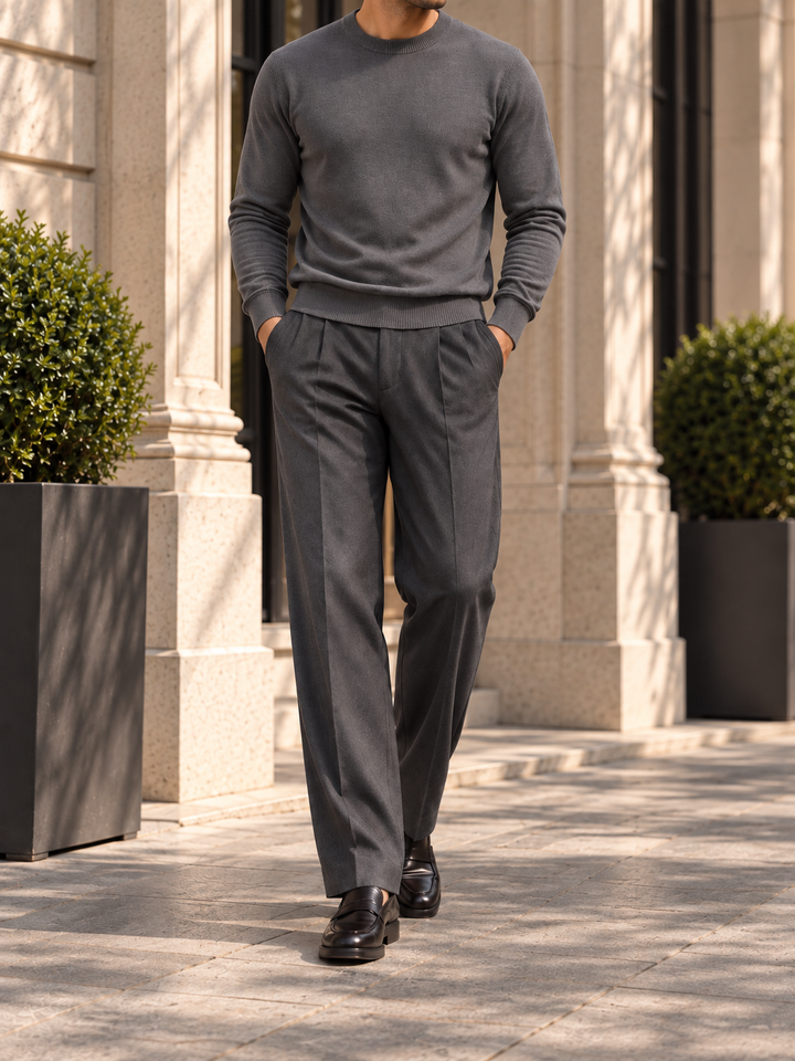 Pullover da uomo in maglia tinta unita con scollo rotondo e bordi a coste