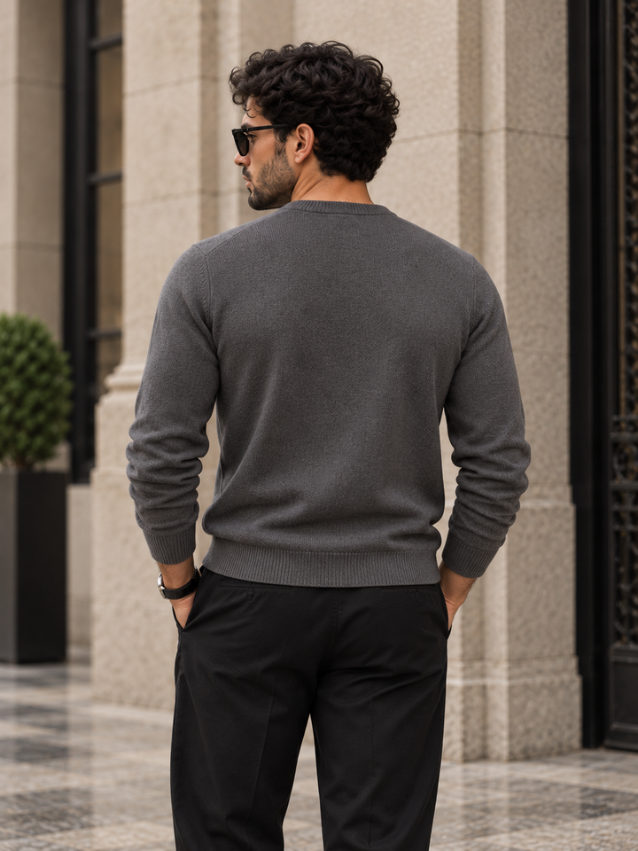 Pullover da uomo in maglia tinta unita con scollo rotondo e bordi a coste