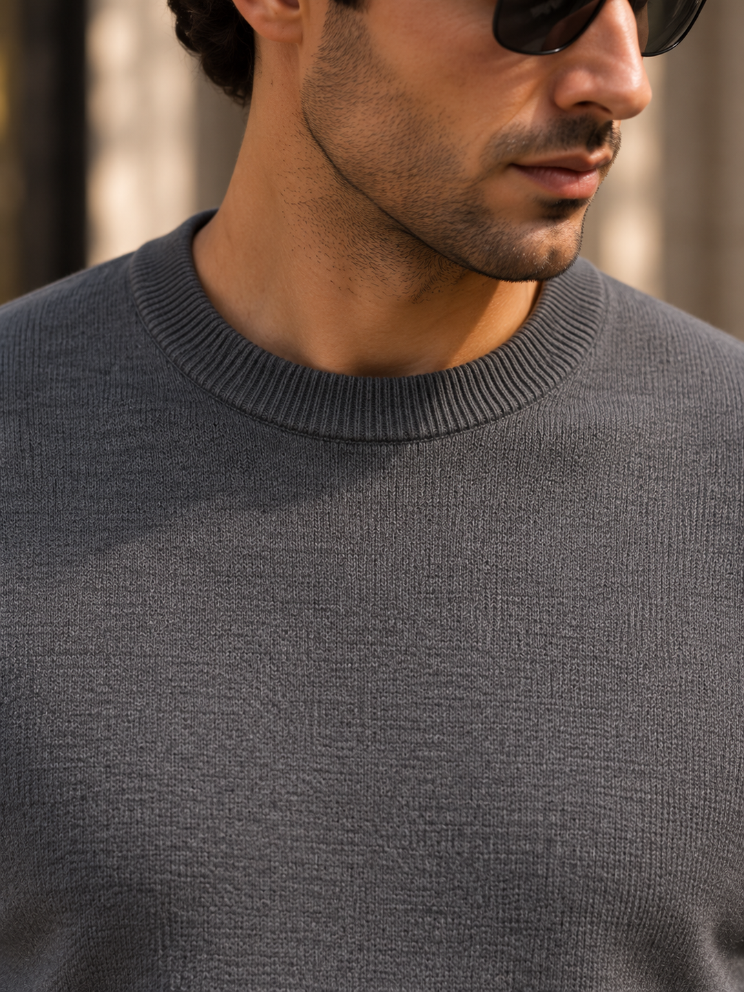 Pullover da uomo in maglia tinta unita con scollo rotondo e bordi a coste