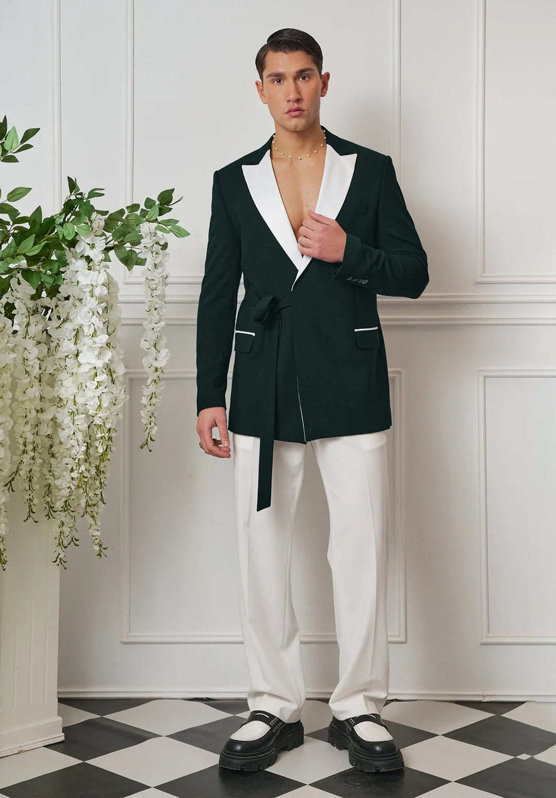 Completo da uomo regular fit a due pezzi con rever a scialle a contrasto e cintura