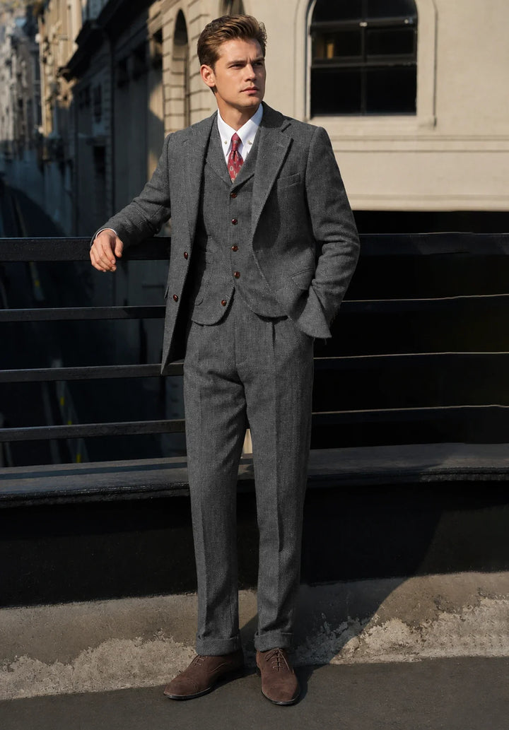 Costume Trois Pièces Homme Coupe Slim en Chevrons avec Ourlets Retroussés et Gilet Boutonné