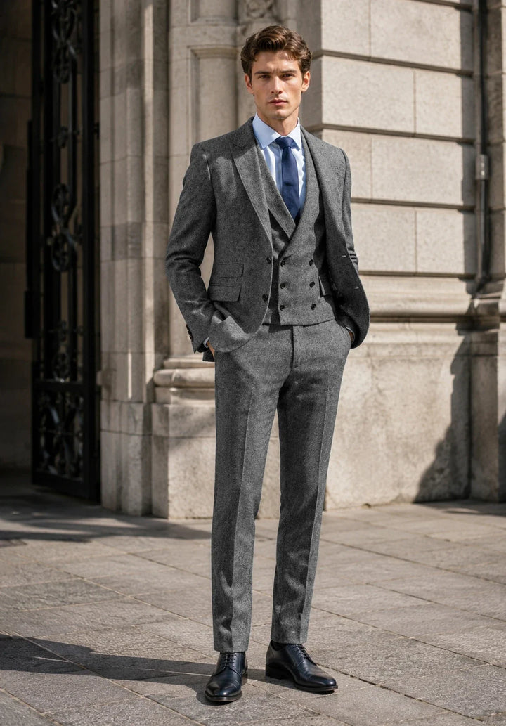 Abito da uomo a tre pezzi slim fit con motivo a spina di pesce, rever a lancia e gilet doppiopetto