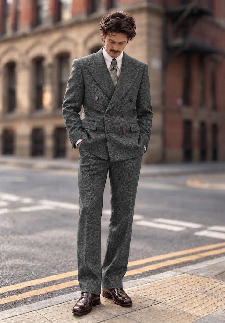 Costume Deux Pièces Homme Coupe Regular en Chevrons avec Veste Croisée et Col Peak