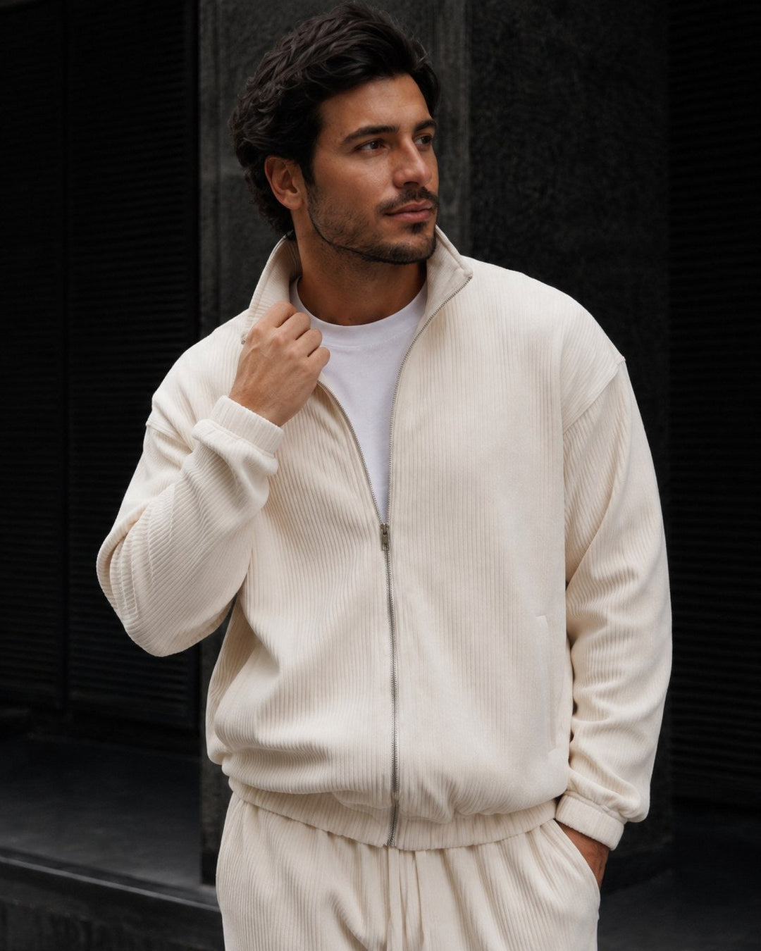 Completo da uomo in maglia con giacca con zip integrale e colletto rialzato e pantaloni affusolati