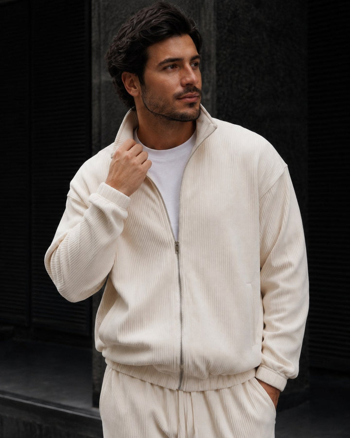 Completo da uomo in maglia con giacca con zip integrale e colletto rialzato e pantaloni affusolati