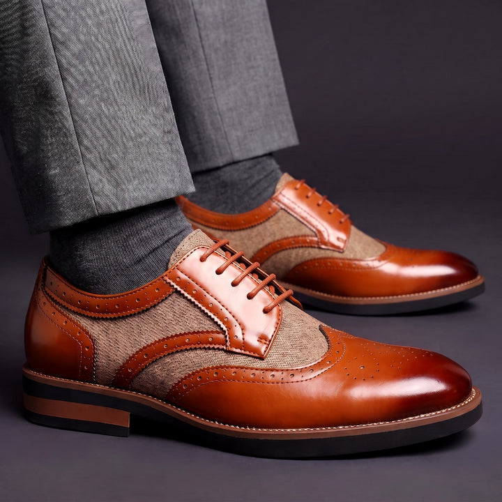 Zweifarbige Herren-Derbys aus Leder mit Brogue-Details und Schnürung
