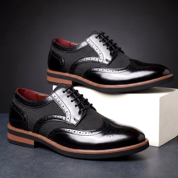 Zweifarbige Herren-Derbys aus Leder mit Brogue-Details und Schnürung