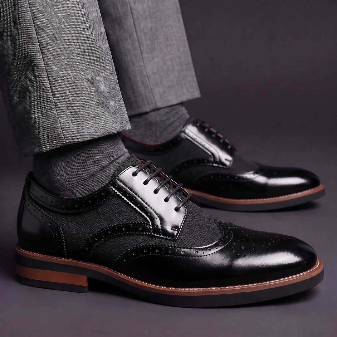 Zweifarbige Herren-Derbys aus Leder mit Brogue-Details und Schnürung