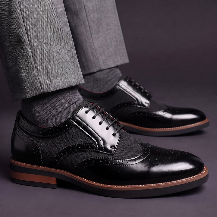 Zweifarbige Herren-Derbys aus Leder mit Brogue-Details und Schnürung